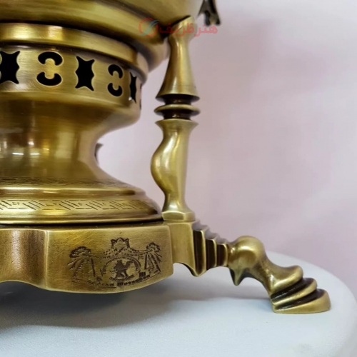 سماور زغالی مدل تراش ۸ لیتری به سبک (آنتیک) دسته توری ملکه، پایه ستوندار