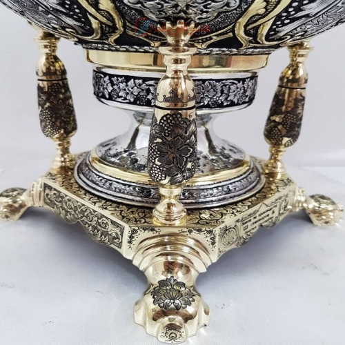 سماور زغالی ۸ لیتری مدل جام سیاه قلم، نقش شکارگاه، اسلیمی، گل مرغ و بزم