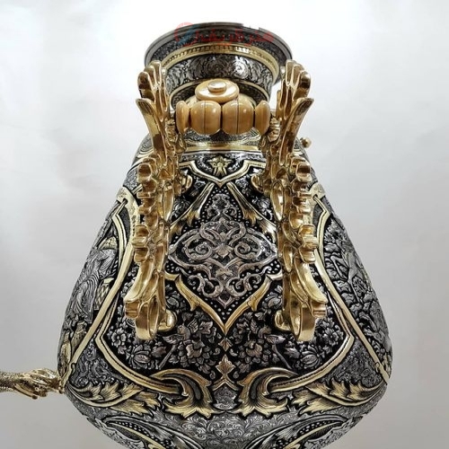 سماور زغالی ۸ لیتری مدل جام سیاه قلم، نقش شکارگاه، اسلیمی، گل مرغ و بزم