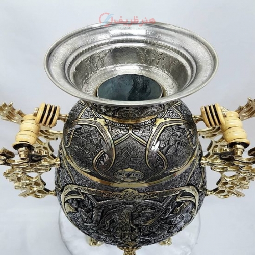 سماور زغالی ۸ لیتری مدل جام سیاه قلم، نقش شکارگاه، اسلیمی، گل مرغ و بزم