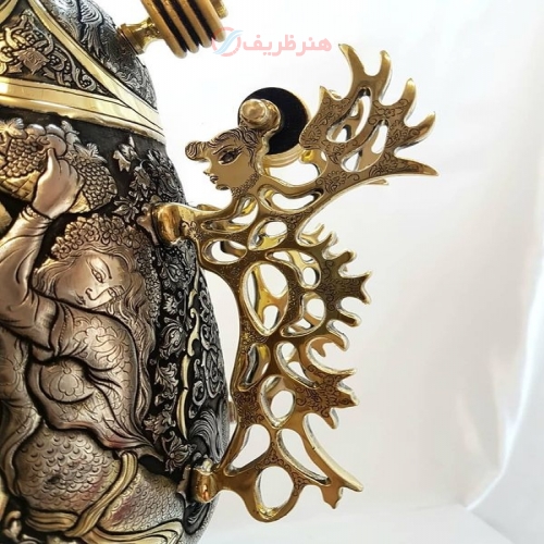 سماور زغالی قلمزنی ۶ لیتری مدل جام، دسته ملکه، پایه ستون دار