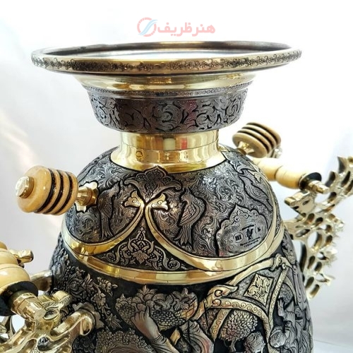 سماور زغالی قلمزنی ۶ لیتری مدل جام، دسته ملکه، پایه ستون دار