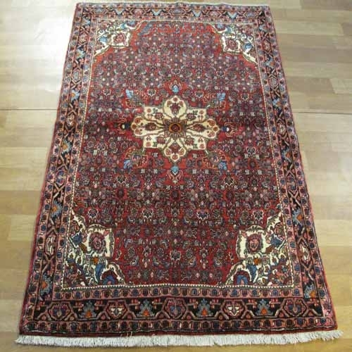 فرش دستباف بيجار طرح لچک و ترنج سایز ذرع و نيم رنگ زمینه لاكي رنگ حاشیه سرمه اي کد ۳۸۹۹۲