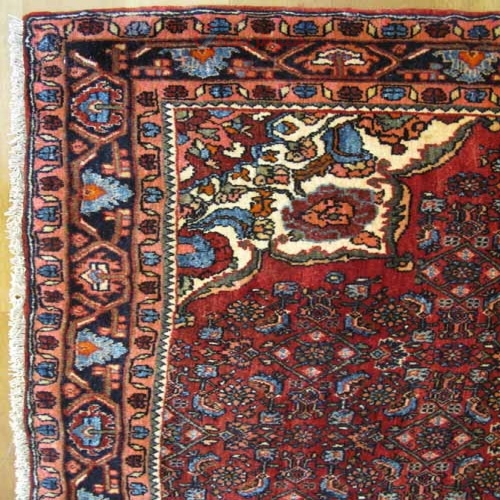 فرش دستباف بيجار طرح لچک و ترنج سایز ذرع و نيم رنگ زمینه لاكي رنگ حاشیه سرمه اي کد ۳۸۹۹۲
