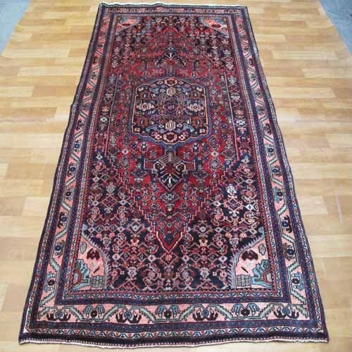 فرش دستباف گروس بيجار طرح لچک و ترنج سایز قاليچه رنگ زمینه لاكي رنگ حاشیه دوغي / روناسي در دوغ کد ۳۹۰۰۲