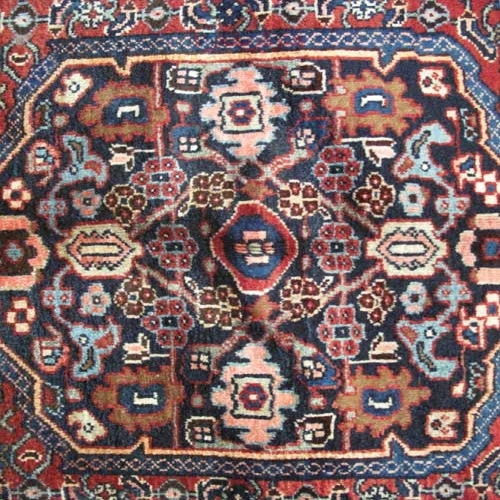 فرش دستباف گروس بيجار طرح لچک و ترنج سایز قاليچه رنگ زمینه لاكي رنگ حاشیه دوغي / روناسي در دوغ کد ۳۹۰۰۲