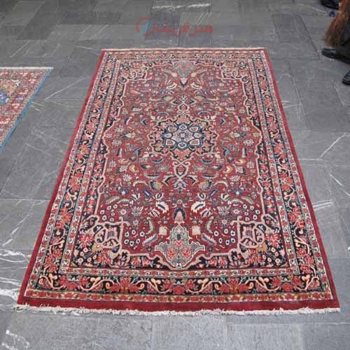 فرش دستباف بيجار طرح لچک و ترنج سایز قاليچه رنگ زمینه لاكي رنگ حاشیه سرمه اي کد ۳۹۰۰۵