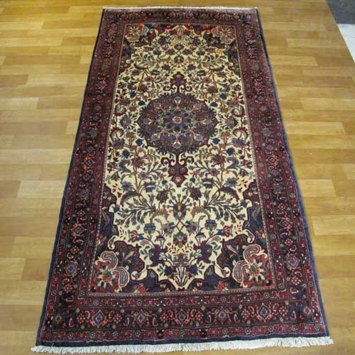 فرش دستباف بيجار طرح لچک و ترنج سایز قاليچه رنگ زمینه كرم رنگ حاشیه سرمه اي کد ۳۹۰۰۶