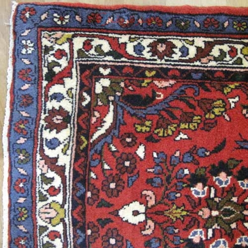 فرش دستباف طاهرلو مهربان همدان طرح گلداني سایز كناره رنگ زمینه لاكي رنگ حاشیه كرم کد ۳۹۰۲۱