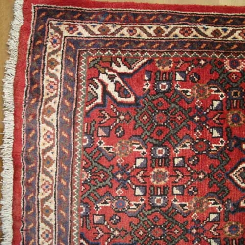 فرش دستباف حسين آباد همدان طرح ۴ ترنج سایز كناره رنگ زمینه لاكي رنگ حاشیه كرم کد ۳۹۰۲۸