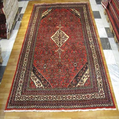 فرش دستباف بي بيک آباد همدان طرح لچک و ترنج سایز قالي رنگ زمینه لاكي رنگ حاشیه كرم کد ۳۹۰۳۵