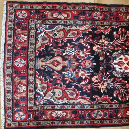 فرش دستباف لاله جين همدان طرح ۵ ترنج سایز كناره رنگ زمینه سرمه اي رنگ حاشیه لاكي کد ۳۹۰۵۲