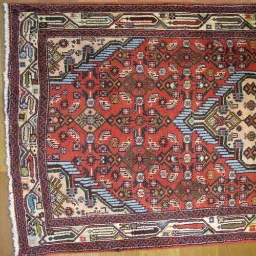 فرش دستباف اسد آباد همدان طرح ۳ ترنج سایز كناره رنگ زمینه لاكي رنگ حاشیه كرم کد ۳۹۰۵۹