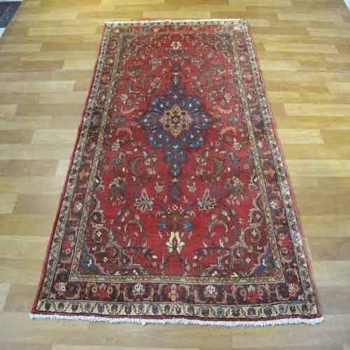 فرش دستباف مهربان همدان طرح لچک و ترنج سایز قاليچه رنگ زمینه لاكي رنگ حاشیه سرمه اي کد ۳۹۰۸۶