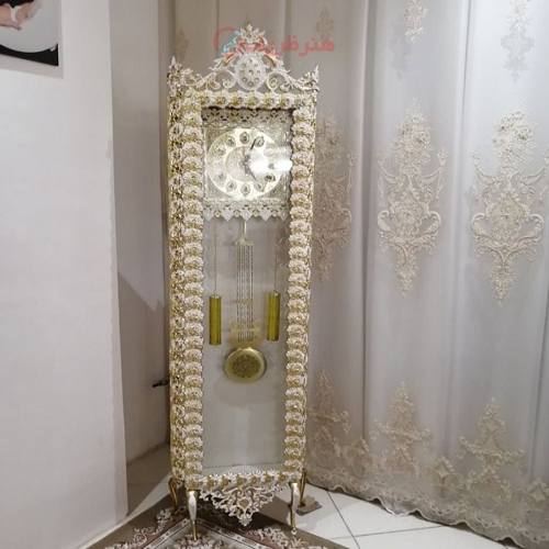 ساعت ایستاده ویترینیف رنگ سفید طلایی، جنس آلیاژ آلومنیوم با آبکاری برنز- هنرظریف
