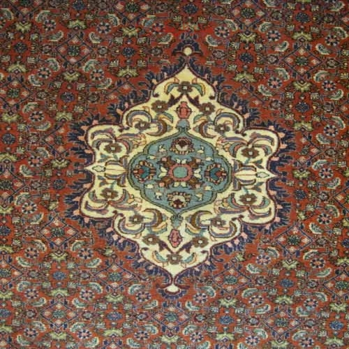 فرش دستباف بيجار طرح لچک و ترنج سایز ذرع و نيم رنگ زمینه لاكي رنگ حاشیه سرمه اي کد ۳۹۱۰۳