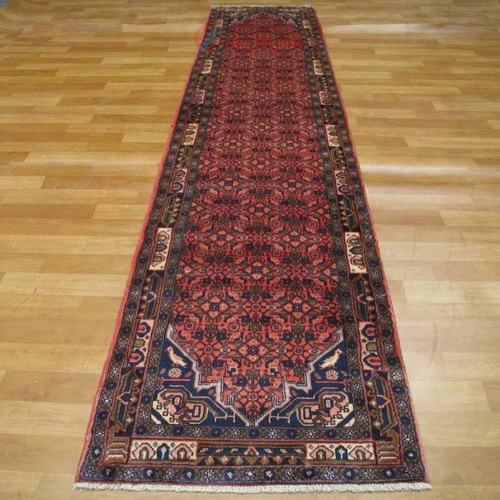 فرش دستباف سنقر طرح سراسر سایز كناره رنگ زمینه دوغي / روناسي در دوغ رنگ حاشیه سرمه اي کد ۳۹۱۱۹- هنرظریف