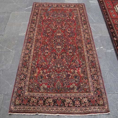 فرش دستباف ساروق طرح دسته گلي سایز قاليچه رنگ زمینه لاكي رنگ حاشیه سرمه اي کد ۳۹۱۳۰- هنرظریف