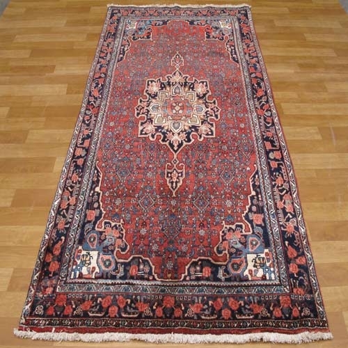 فرش دستباف آنتیک بيجار طرح لچک و ترنج سایز قاليچه رنگ زمینه لاكي رنگ حاشیه سرمه اي کد ۳۹۱۳۲- هنرظریف