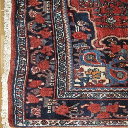 فرش دستباف آنتیک بيجار طرح لچک و ترنج سایز قاليچه رنگ زمینه لاكي رنگ حاشیه سرمه اي کد ۳۹۱۳۲