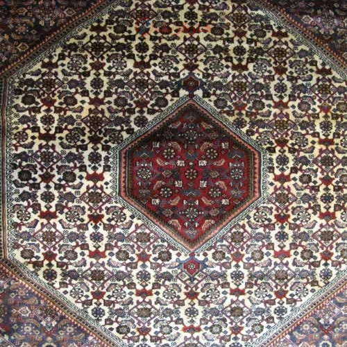 فرش دستباف بيجار طرح لچک و ترنج سایز ذرع و نيم رنگ زمینه كرم رنگ حاشیه لاكي کد ۳۹۱۸۶