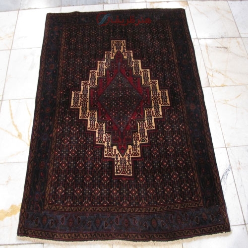 فرش دستباف سنندج طرح لچک و ترنج سایز ذرع و نيم رنگ زمینه كرم رنگ حاشیه سرمه اي کد ۳۹۱۹۶- هنرظریف