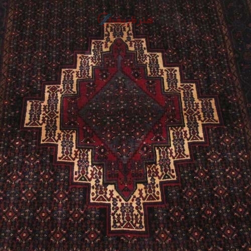 فرش دستباف سنندج طرح لچک و ترنج سایز ذرع و نيم رنگ زمینه كرم رنگ حاشیه سرمه اي کد ۳۹۱۹۶