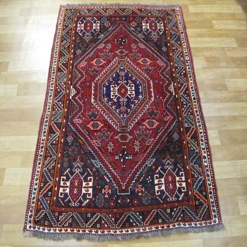 فرش دستباف شيراز طرح لچک و ترنج سایز ذرع و نيم رنگ زمینه لاكي رنگ حاشیه سرمه اي کد ۳۹۲۴۳- هنرظریف