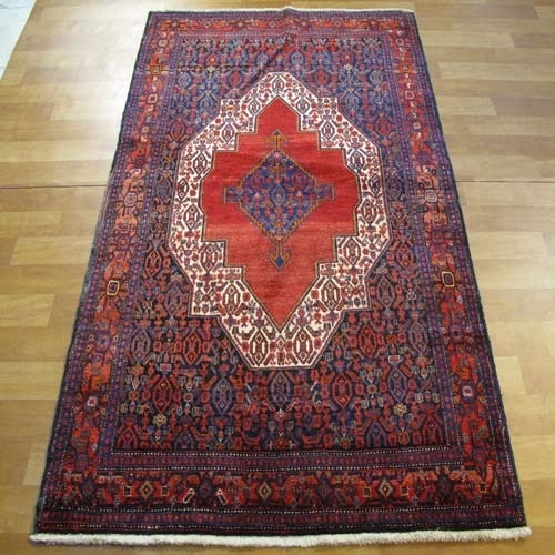 فرش دستباف سنندج طرح لچک و ترنج سایز قاليچه رنگ زمینه لاكي رنگ حاشیه لاكي کد ۳۹۲۵۹- هنرظریف