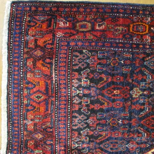 فرش دستباف سنندج طرح لچک و ترنج سایز قاليچه رنگ زمینه لاكي رنگ حاشیه لاكي کد ۳۹۲۵۹