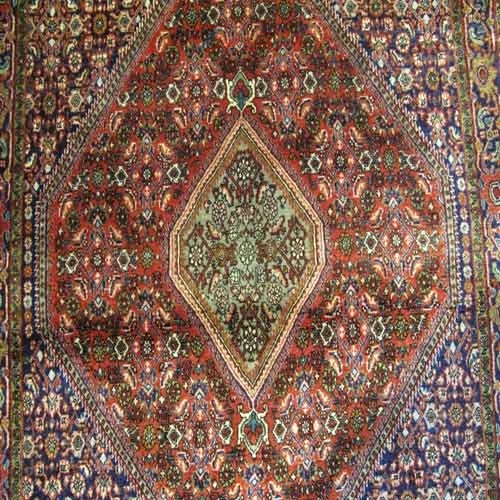 فرش دستباف بيجار طرح ترنجي ماهي سایز ذرع و نيم رنگ زمینه لاكي رنگ حاشیه سرمه اي کد ۳۹۲۶۲