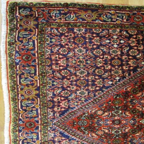 فرش دستباف بيجار طرح ترنجي ماهي سایز ذرع و نيم رنگ زمینه لاكي رنگ حاشیه سرمه اي کد ۳۹۲۶۲