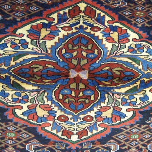 فرش دستباف آنتیک برچلو همدان طرح لچک و ترنج سایز ذرع و نيم رنگ زمینه سرمه اي رنگ حاشیه سرمه اي کد ۳۹۲۷۶