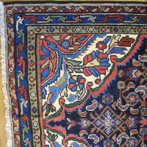 فرش دستباف آنتیک برچلو همدان طرح لچک و ترنج سایز ذرع و نيم رنگ زمینه سرمه اي رنگ حاشیه سرمه اي کد ۳۹۲۷۶