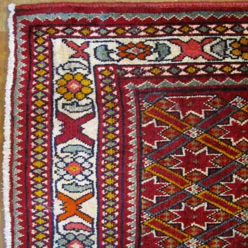 فرش دستباف شيراز طرح بندي سایز پرده اي رنگ زمینه لاكي رنگ حاشیه كرم کد ۳۹۳۲۳