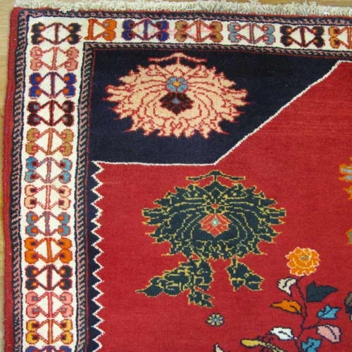 فرش دستباف آباده طرح عکسي سایز ذرع و نيم رنگ زمینه لاكي رنگ حاشیه كرم کد ۳۹۳۲۶