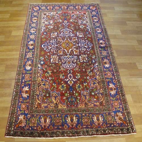 فرش دستباف مبارکه طرح لچک و ترنج سایز قاليچه رنگ زمینه لاكي رنگ حاشیه سرمه اي کد ۳۹۳۶۱ - هنرظریف