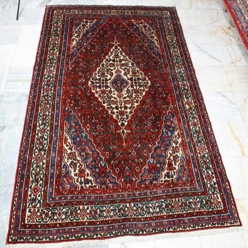 فرش دستباف بي بيک آباد همدان طرح لچک و ترنج سایز قالي رنگ زمینه لاكي رنگ حاشیه كرم کد ۳۹۴۲۳ - هنرظریف