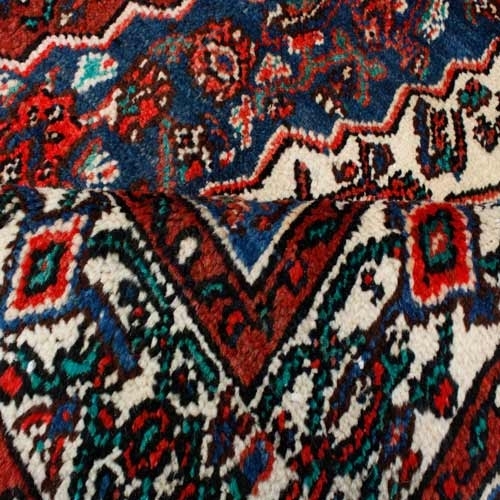 فرش دستباف بي بيک آباد همدان طرح لچک و ترنج سایز قالي رنگ زمینه لاكي رنگ حاشیه كرم کد ۳۹۴۲۳
