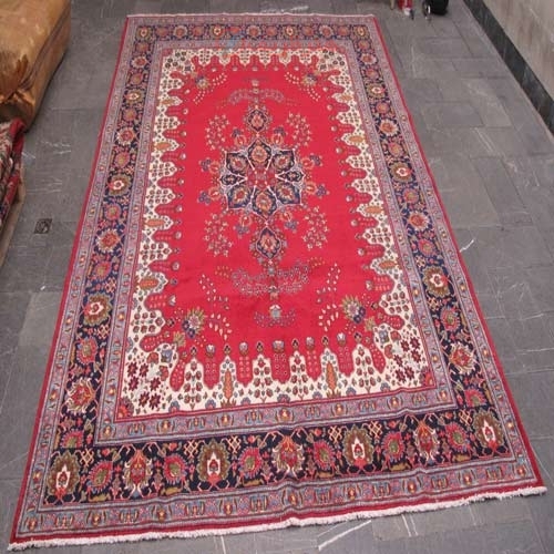 فرش دستباف وینتیج خوي طرح لچک و ترنج سایز قالي رنگ زمینه لاكي رنگ حاشیه سرمه اي کد ۳۹۴۳۹ - هنرظریف