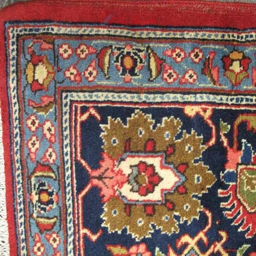 فرش دستباف وینتیج خوي طرح لچک و ترنج سایز قالي رنگ زمینه لاكي رنگ حاشیه سرمه اي کد ۳۹۴۳۹