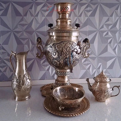 سماور ذغالی برنجی 6 لیتری طرح گل، دسته ماهی، همراه با سرویس