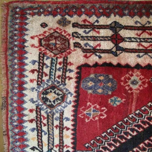 فرش دستباف لري طرح ۲ ترنج سایز قاليچه رنگ زمینه لاكي رنگ حاشیه كرم کد ۳۹۴۴۹