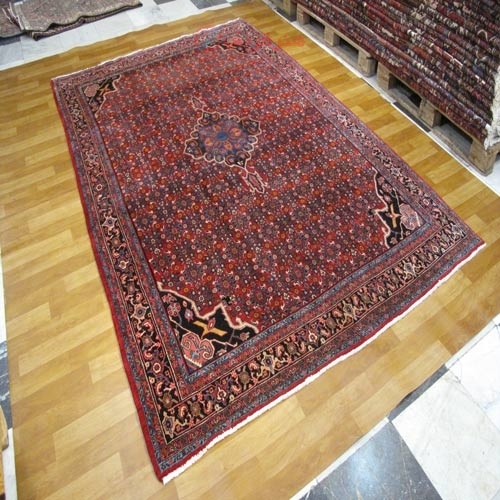 فرش دستباف بيجار طرح لچک و ترنج سایز قالي رنگ زمینه لاكي رنگ حاشیه سرمه اي کد ۳۹۴۵۲ - هنرظریف