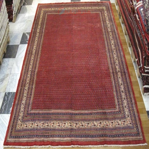 فرش دستباف ساروق مير طرح بته مير سراسر سایز قالي رنگ زمینه لاكي رنگ حاشیه كرم کد ۳۹۴۷۸