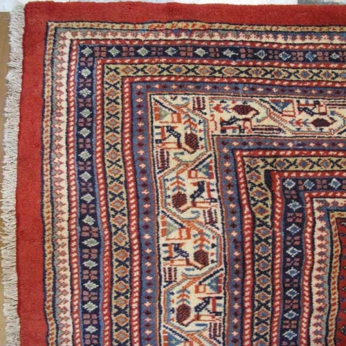 فرش دستباف ساروق مير طرح بته مير سراسر سایز قالي رنگ زمینه لاكي رنگ حاشیه كرم کد ۳۹۴۷۸