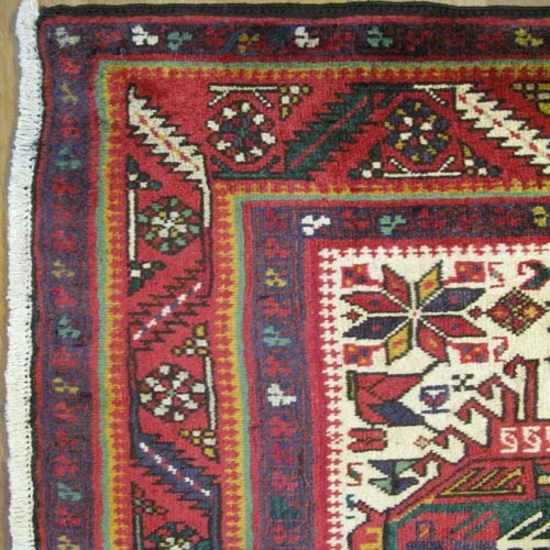 فرش دستباف قرجه طرح لچک و ترنج سایز ذرع و نيم رنگ زمینه كرم رنگ حاشیه لاكي کد ۳۹۴۸۱
