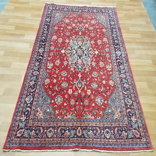 فرش دستباف ساروق طرح لچک و ترنج سایز پرده اي رنگ زمینه لاكي رنگ حاشیه سرمه اي کد ۳۹۵۳۴ - هنرظریف