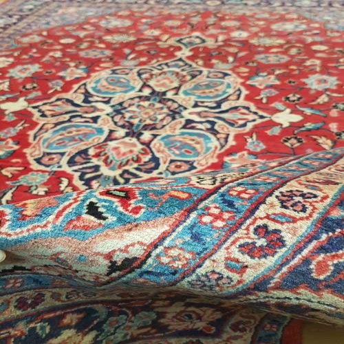 فرش دستباف ساروق طرح لچک و ترنج سایز پرده اي رنگ زمینه لاكي رنگ حاشیه سرمه اي کد ۳۹۵۳۴