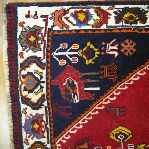 فرش دستباف گبه طرح لچک و ترنج سایز قاليچه رنگ زمینه لاكي رنگ حاشیه كرم کد ۳۹۵۲۹